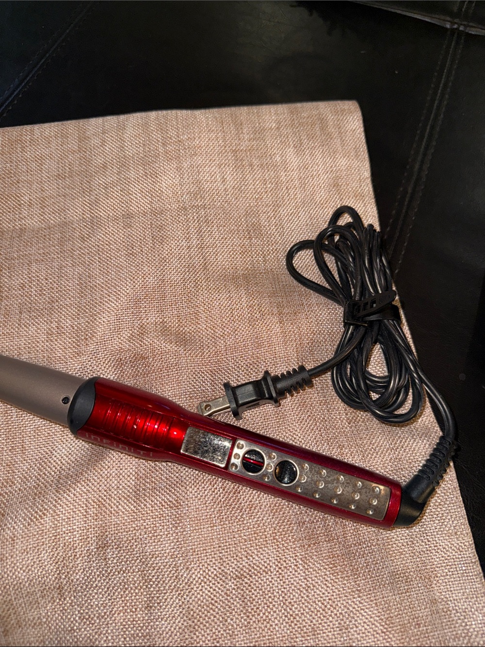 Conair 1 & 1/4 infinity pro curling iron! Six foot cord and 5 settings!
